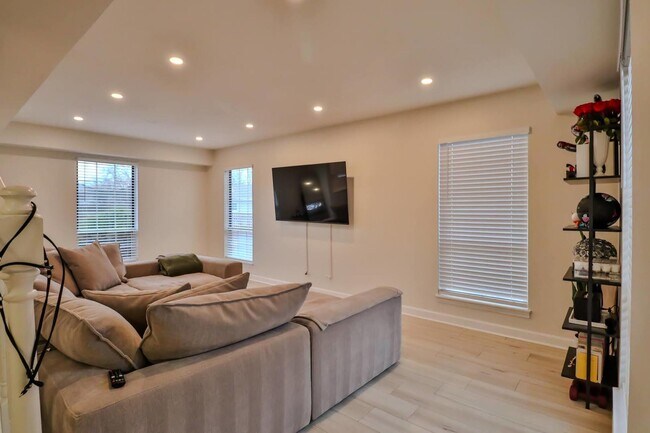 Building Photo - 713 Green Mountain Ct