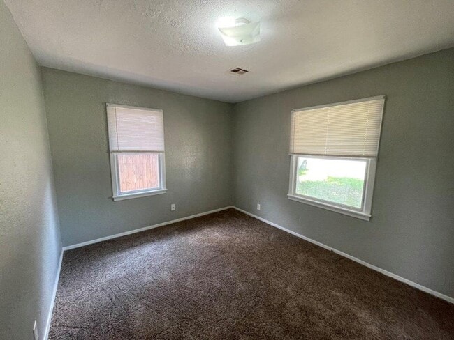 Building Photo - Cute 3 bed in Bethany!