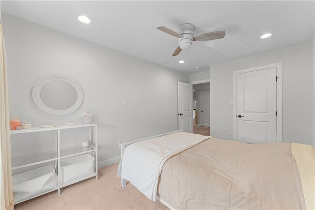 Building Photo - 433 Fairmont Dr