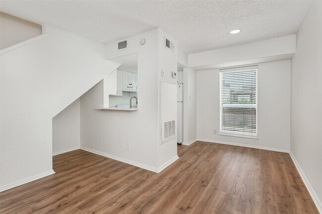 Building Photo - 1901 N Fitzhugh Ave