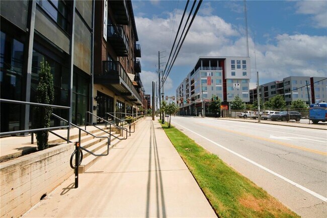 Building Photo - 764 Memorial Dr SE