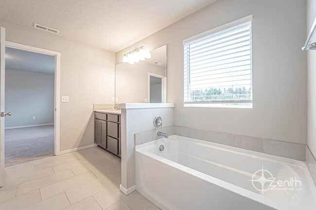 Building Photo - 2608 S White Salmon Dr