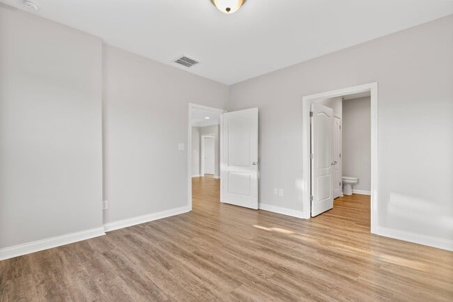 Building Photo - 585 Regency Cir