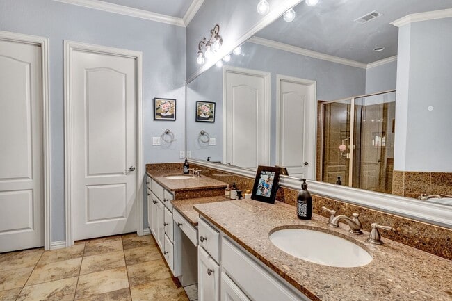 Building Photo - Gorgeous Townhome in The Villas of Hollytree!