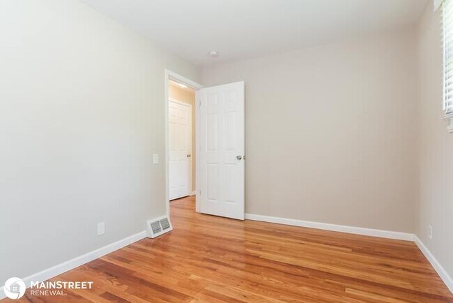 Building Photo - 10401 Trask Dr, Dellwood, MO 63136