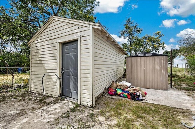 Building Photo - 20 Quince Ave