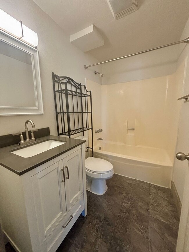 Building Photo - 413 N Cherry St