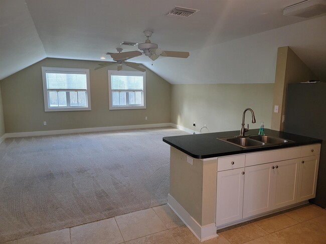 Building Photo - 3060 Dickinson Dr