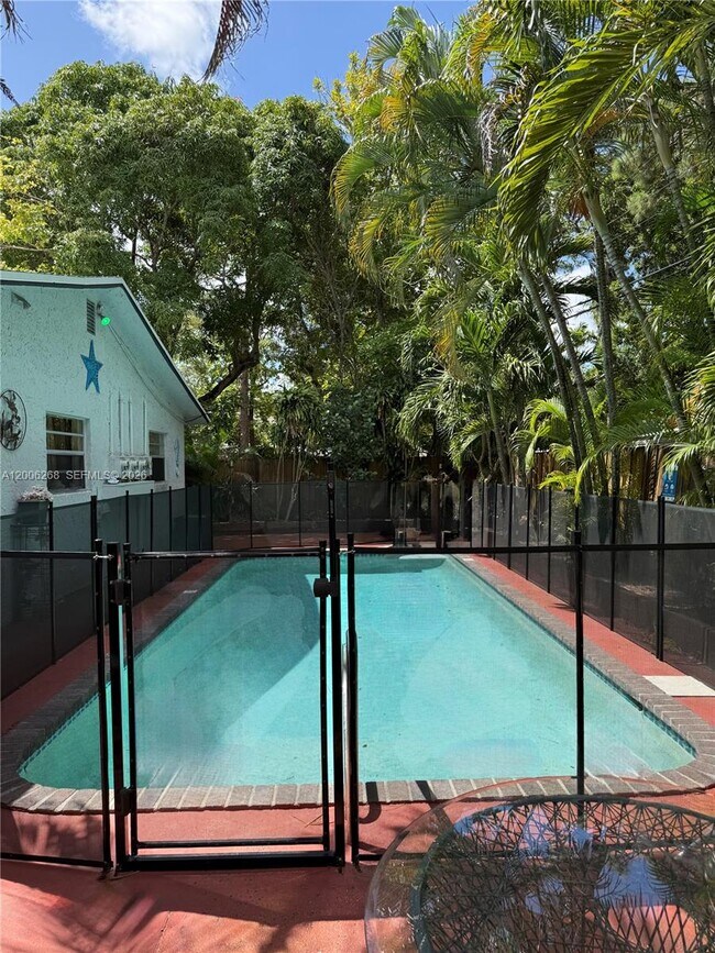 Building Photo - 721 SW 13th Ave