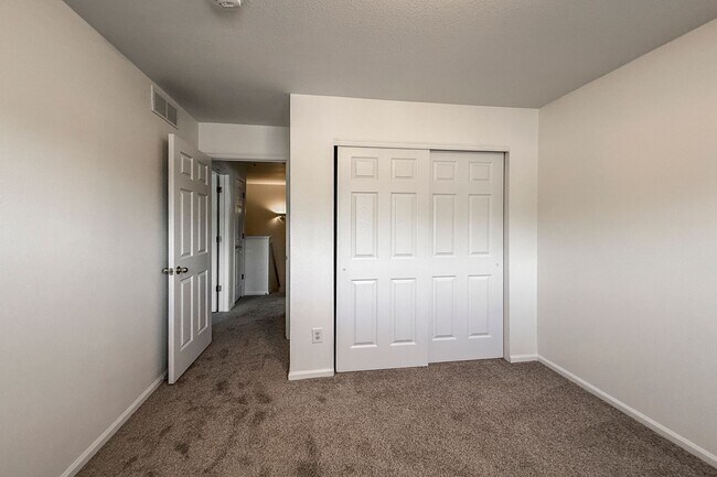 Building Photo - Wonderful 3 Bed, 2.5 Bath Townhome In Exce...