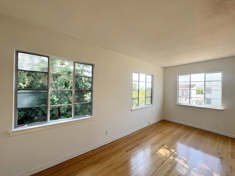 Building Photo - 1318 S Cloverdale Ave