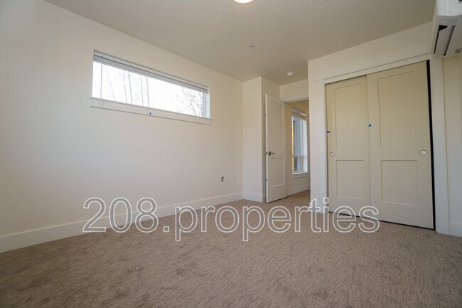 Building Photo - 4614 N Iota Ln