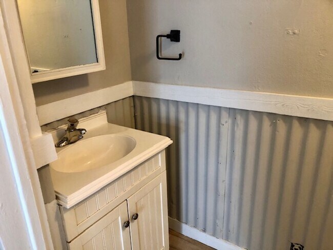 Building Photo - 548 E Pearl St