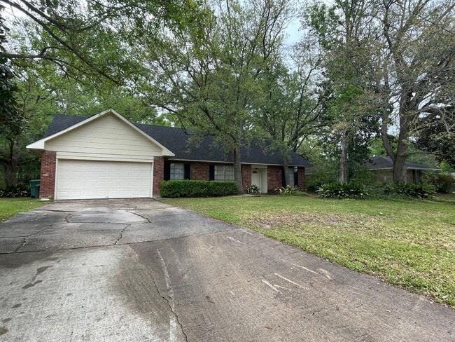Building Photo - Spacious Home in Country Club Estates