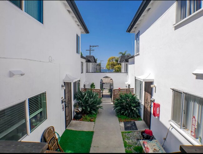 Building Photo - 3931 Riviera Dr