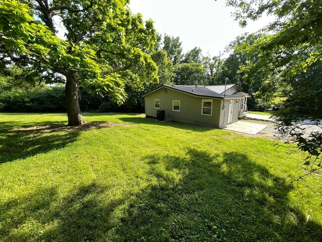 Building Photo - Great Location Private Setting Home For Rent