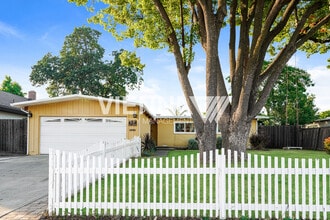Building Photo - Gorgeous Sacramento Home with a POOL!!