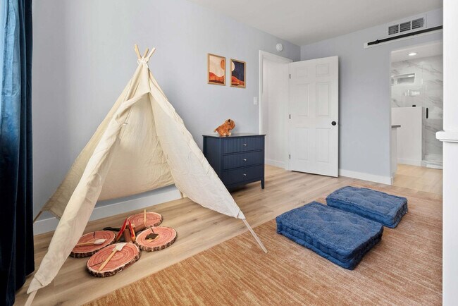 Building Photo - 4530 W Paradise Dr