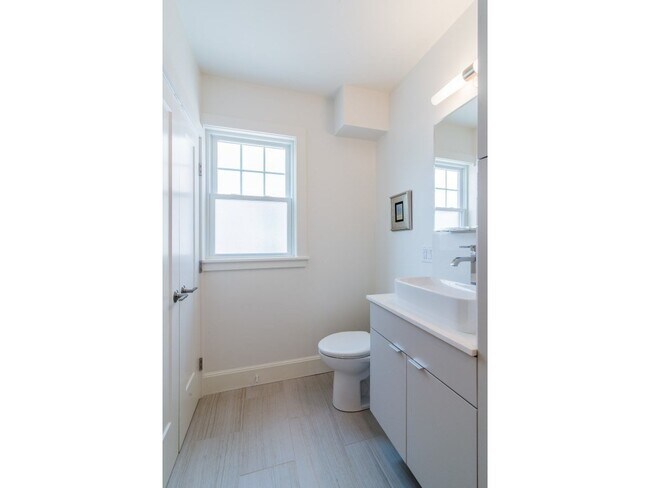 Building Photo - 17 Standish St