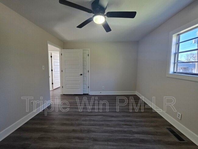 Building Photo - 16 Hum Rd