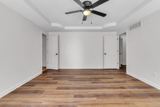 Building Photo - AVAILABLE NOW!! 5 Bedroom 3.5 Bath Fully R...