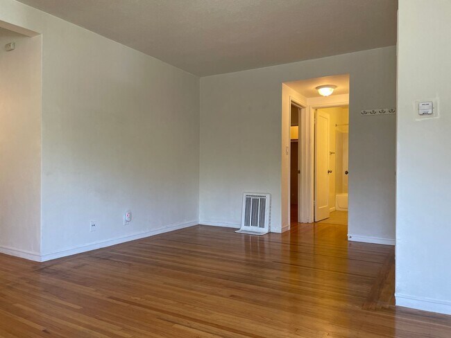 Building Photo - 655 Oakland Ave