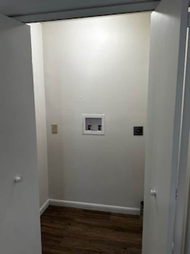 Building Photo - Newly Remodeled Home – Conveniently Located!