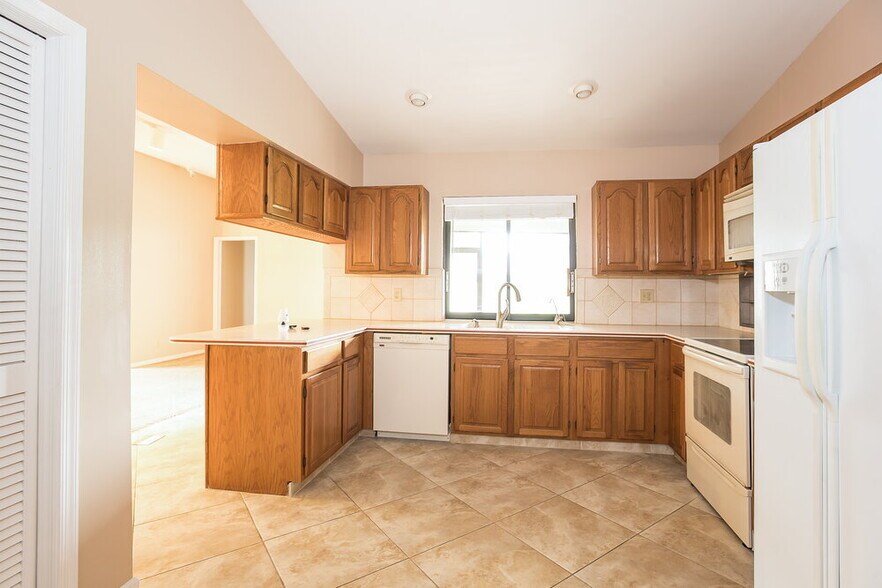 Building Photo - 518 Azure Ave