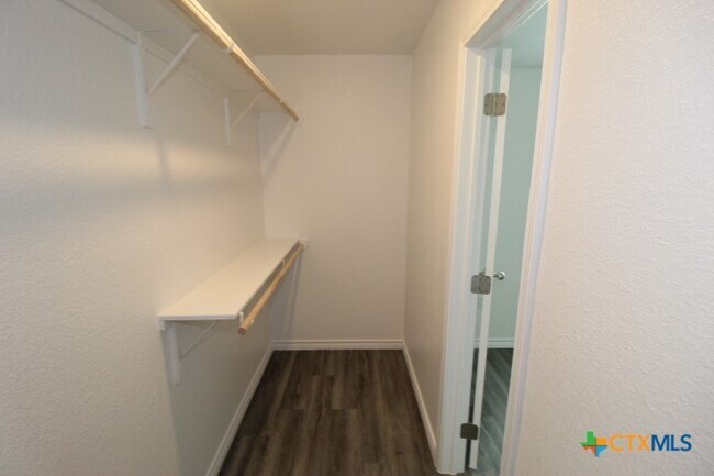 Building Photo - 118 Wind Ridge Dr