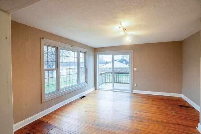 Building Photo - 4 Bedroom 1 Bath