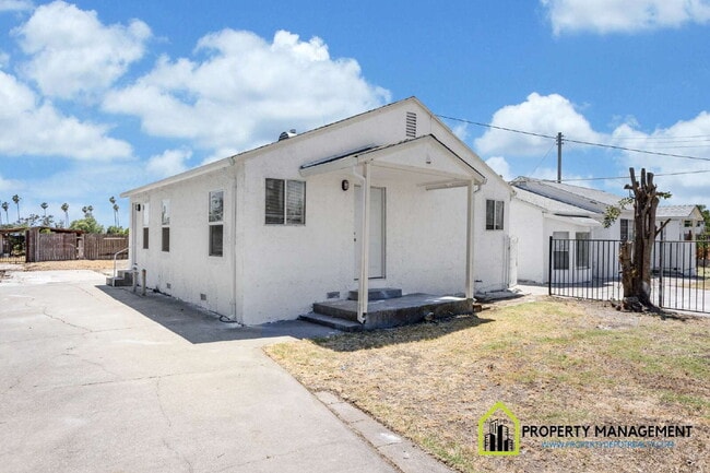 Building Photo - Charming 2-Bedroom Retreat in Sacramento – Gated w/Large yard