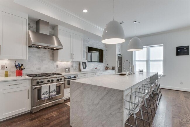 Building Photo - 418 NE 2nd St