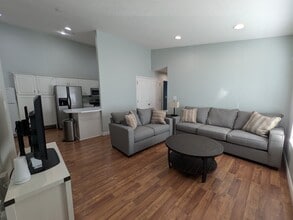 Building Photo - 861 W Columbia Ln
