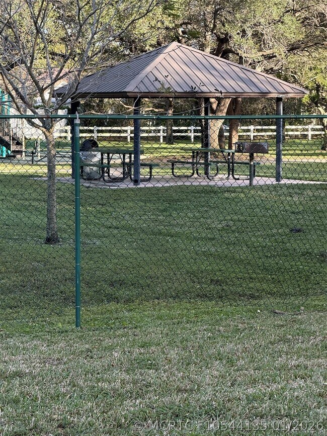 Building Photo - 2075 Coral Ridge Dr