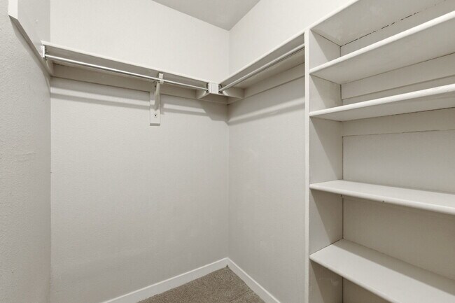Building Photo - Spacious 1-Bedroom Condo in Aurora with Community Amenities