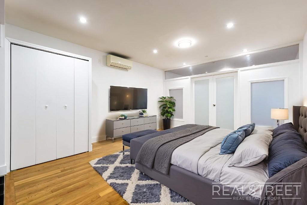 Building Photo - LUXURY LOFT in Queens!
