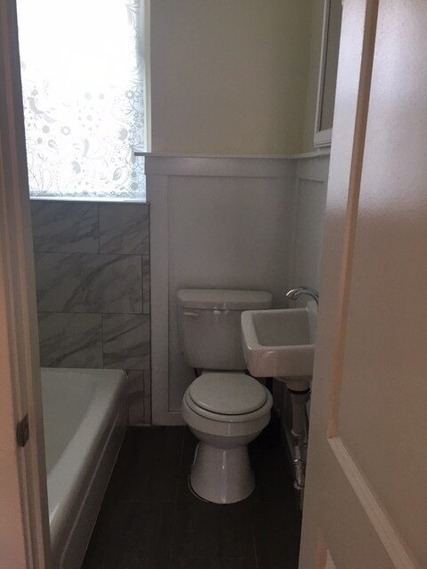 Building Photo - 2 BED 1 BATH house in South Philly!