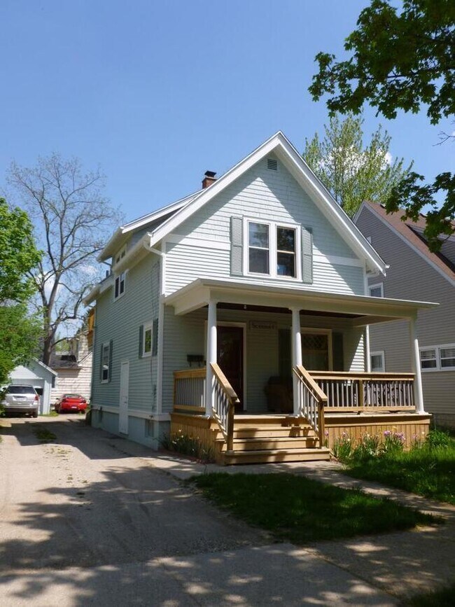 Building Photo - 717 Dewey-717DEW