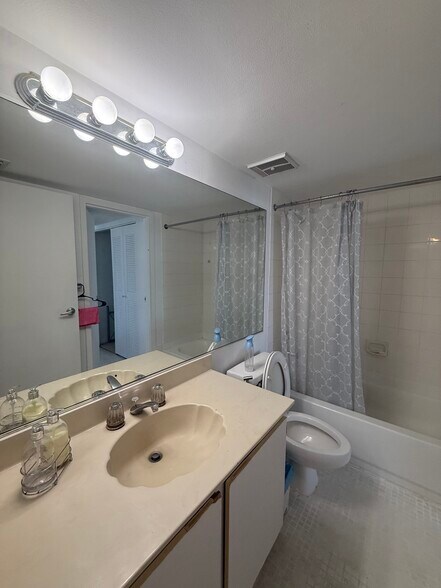 Building Photo - 7601 E Treasure Dr