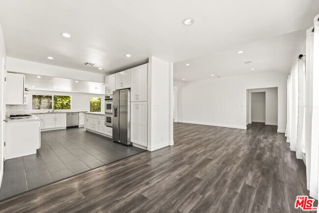 Building Photo - 23046 Leonora Dr