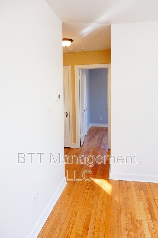 Building Photo - 907 Hudson Ave