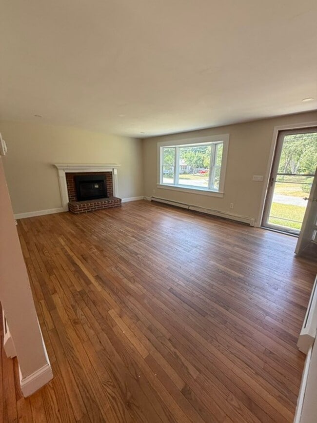 Building Photo - A 2 bedroom one bathroom ranch home in Har...