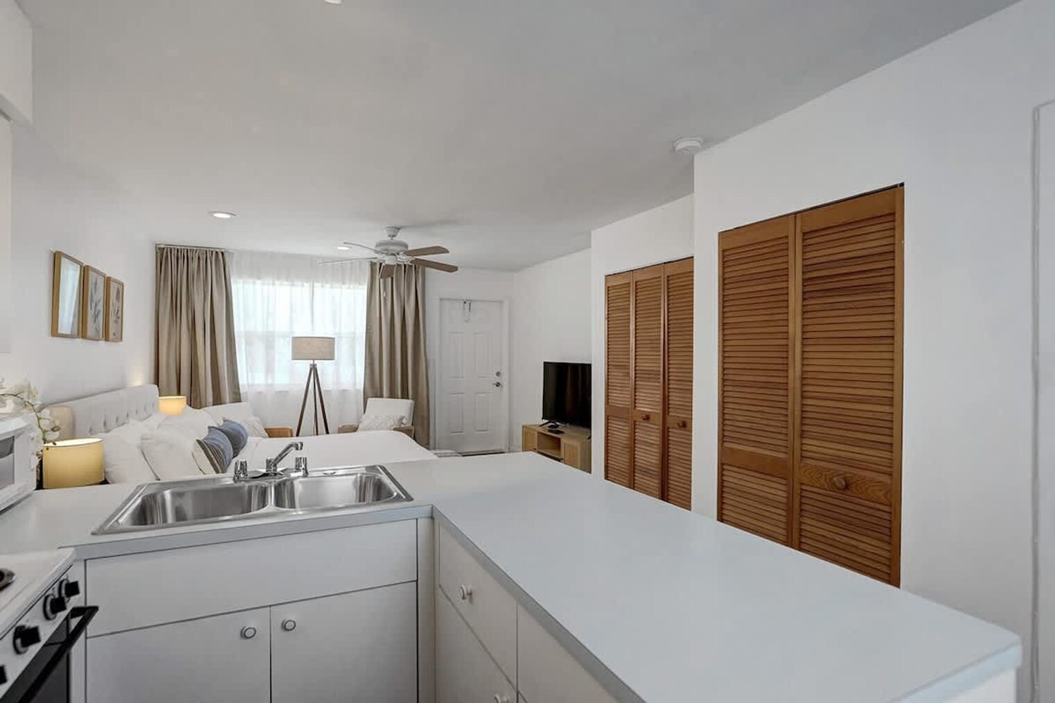 Building Photo - 810 S Surf Rd