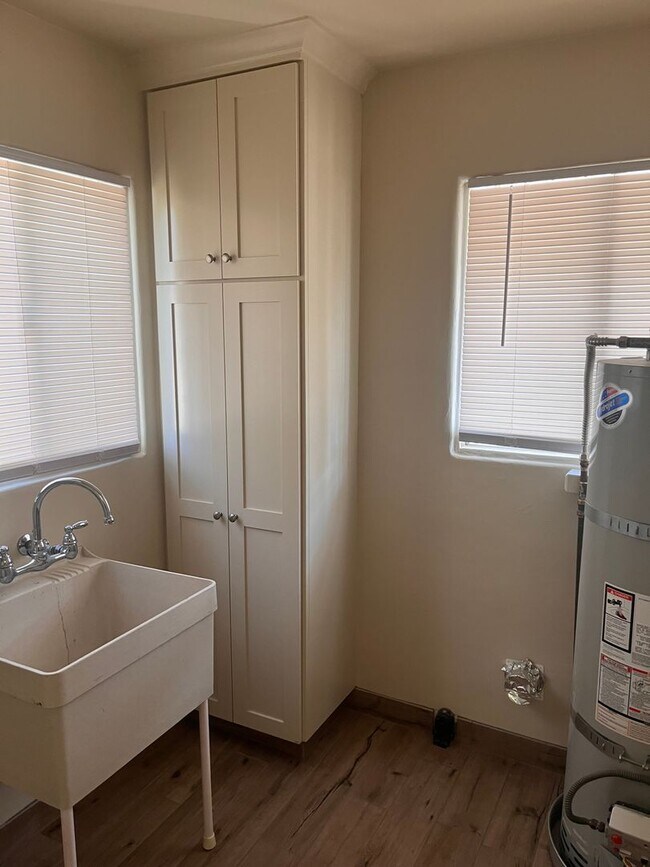 Building Photo - AVAILABLE NOW!! Delightful 1 bedroom, 1 ba...