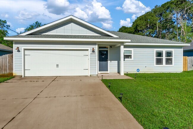 Building Photo - Solar Panel Home in East Navarre!