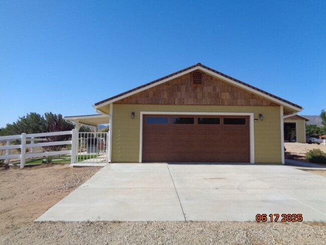 Building Photo - Immaculate Custom 1 Story on Shared 2.5 acres