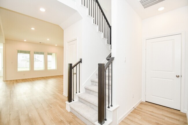 Building Photo - 5624 Frst Cv Dr