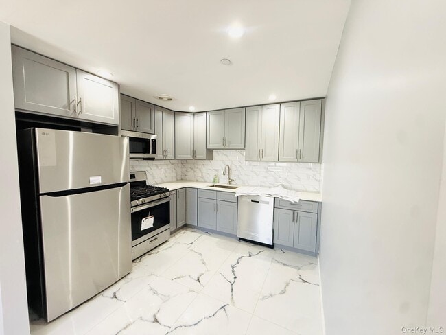 Building Photo - 139-20 Lakewood Ave