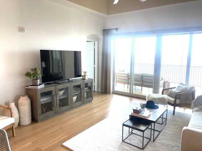 Living room with slider that disappears - 2745 1st St