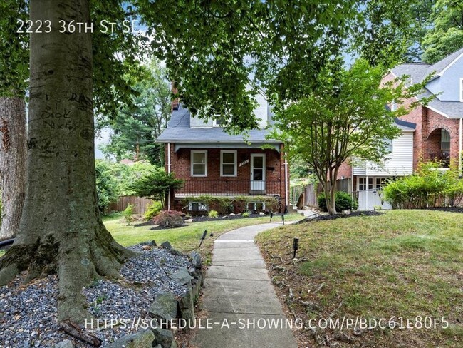 Building Photo - Vintage Hillcrest Home with huge Backyard